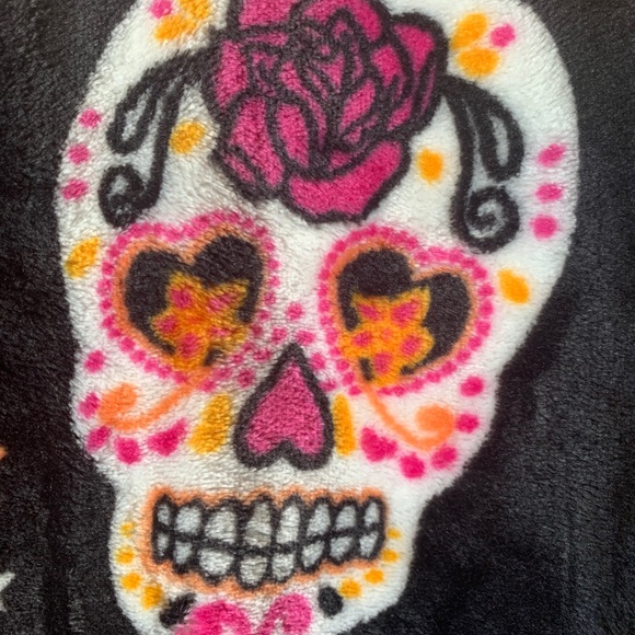 SUGAR SKULL PLUSH THROW BETSEY JOHNSON - Picture 2 of 6